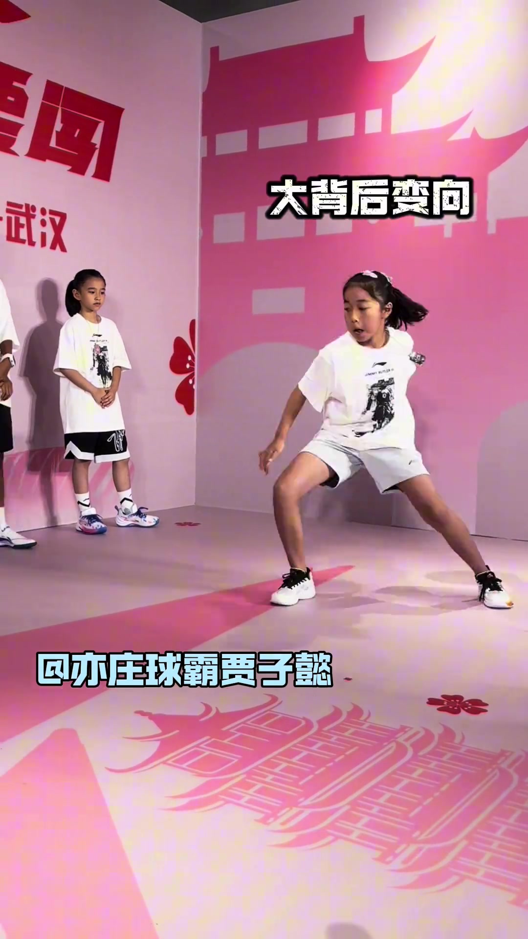 厉害了贾磊女儿娴熟运球连巴特勒看完都得鼓掌