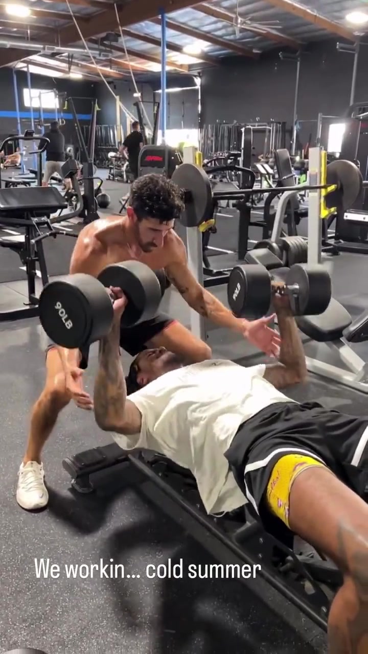 杰伦-格林用90磅哑铃做哑铃卧推疯狂大重量硬拉训练师整个夏天都在努力