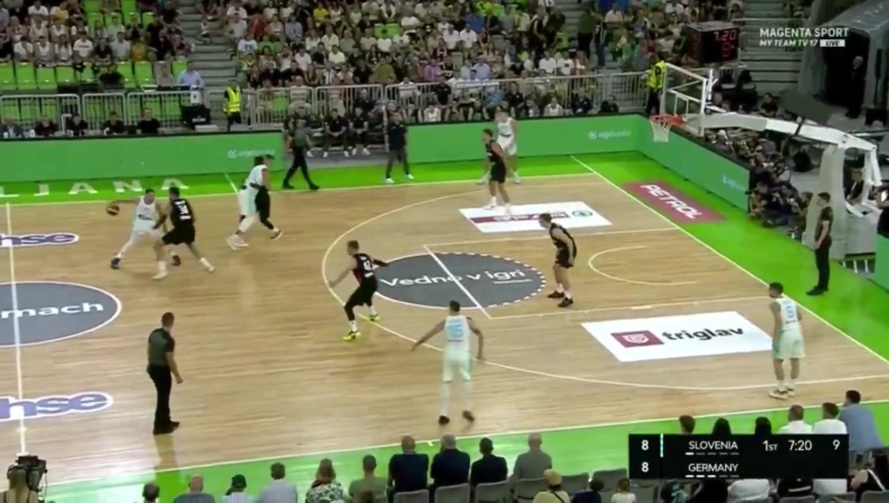 不愧传球大师东契奇大手一挥妙传助攻顺下的队友上篮打进