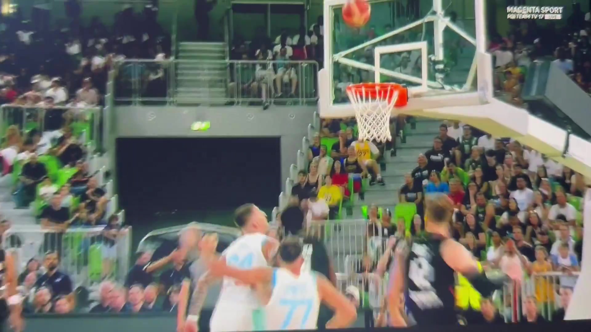 这身体控制力东契奇别扭姿势出手球依旧空心命中