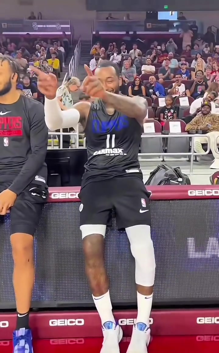 把小卡逗得哈哈大笑东一控有争议东一摇他当之无愧