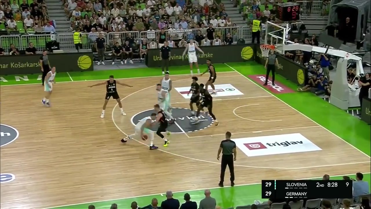 节奏变化东契奇这三分手感也太好了吧 随手一扔就进框里了