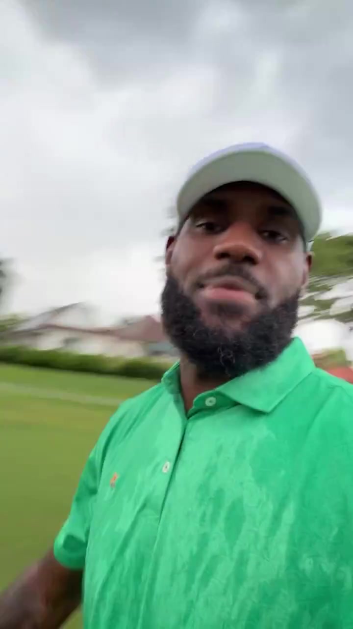 这么上头的吗詹姆斯在雨中打高尔夫衣服都湿透了