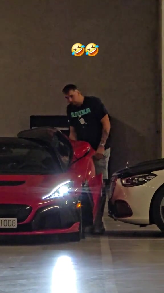 比赛结束后卢卡无法进入他的新车这让他很恼火