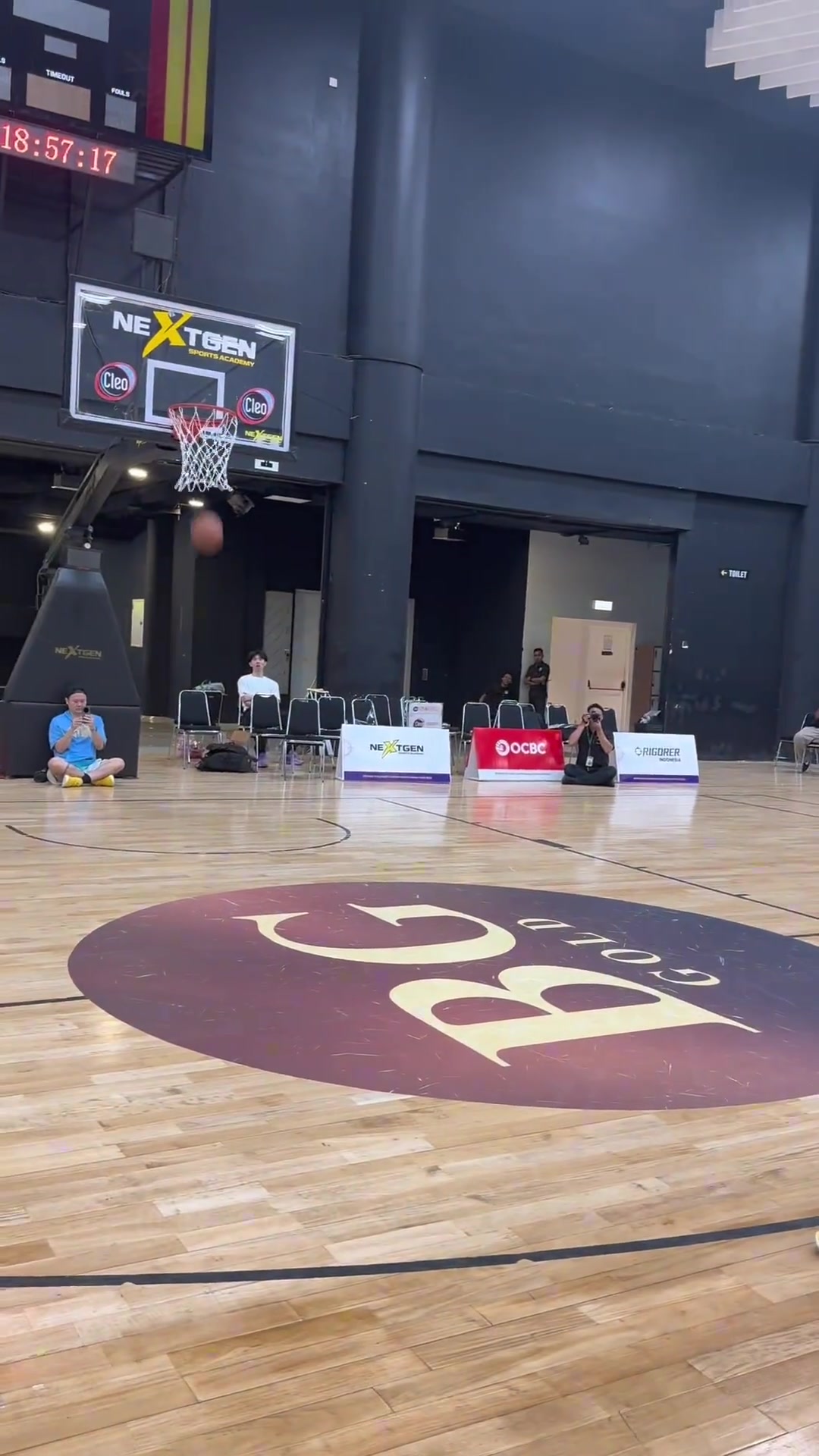 里夫斯在印尼进行1v1单挑训练 感觉小里也没尽力铁了不少