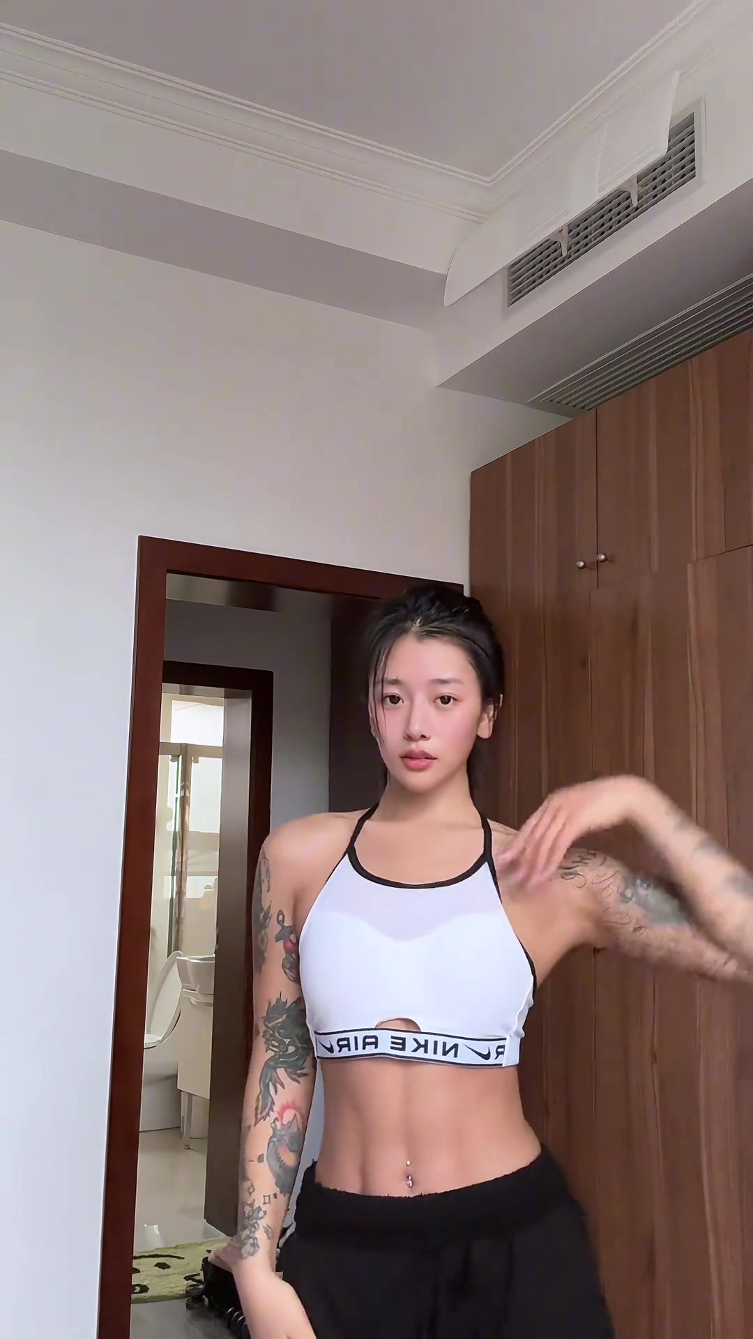 李添荣女友胡玄子自拍这大花臂挺有冲击力