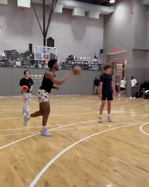 詹家父子仨合练布朗尼这弹跳越来越变态了