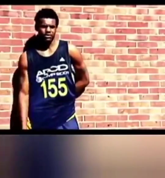 天之骄子2001年年仅16岁的詹姆斯参加阿迪达斯的训练营