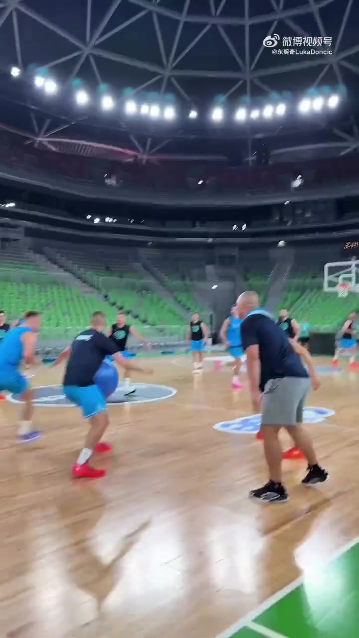 斯洛文尼亚男篮队内玩抢球大战东契奇膝盖看上去没啥大问题