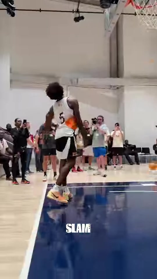 这个第一次见空中转体360跨人扣篮丝滑完成