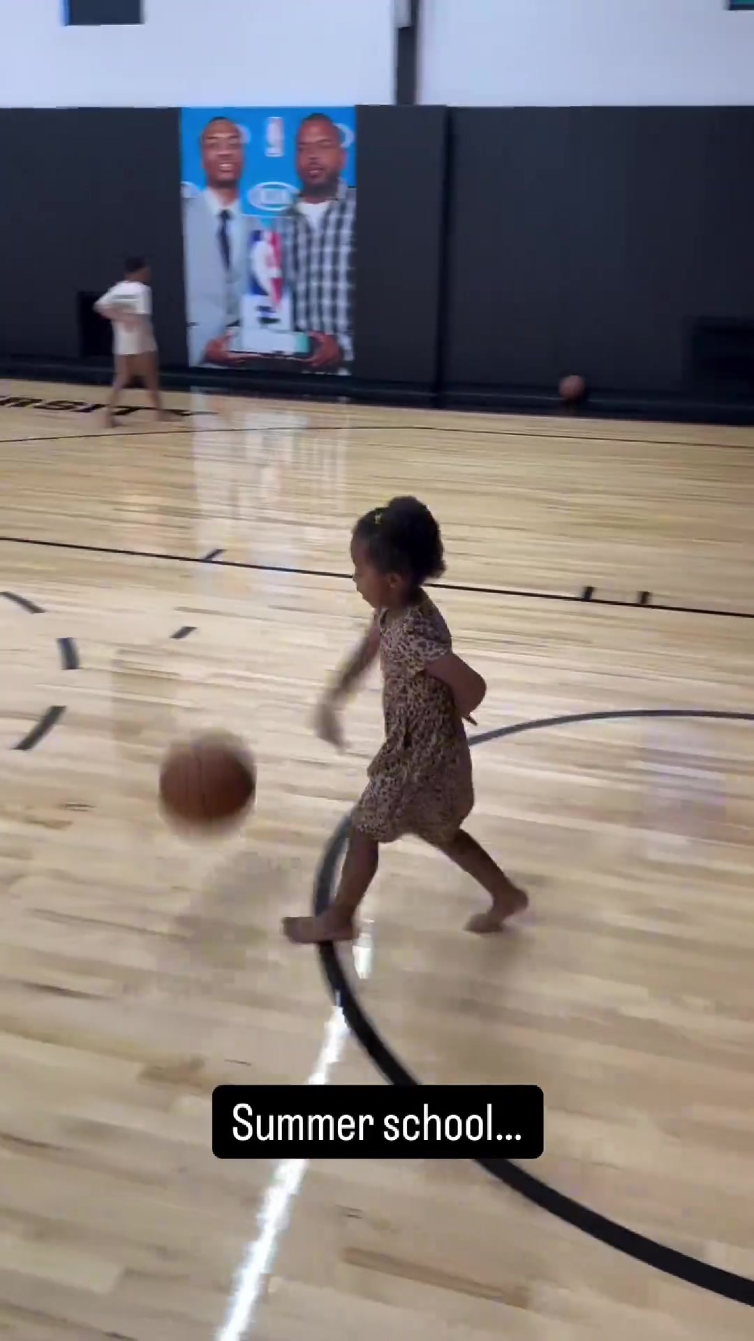 杨瀚森队友利拉德指导女儿运球 没想到球馆还有绝杀乔治海报