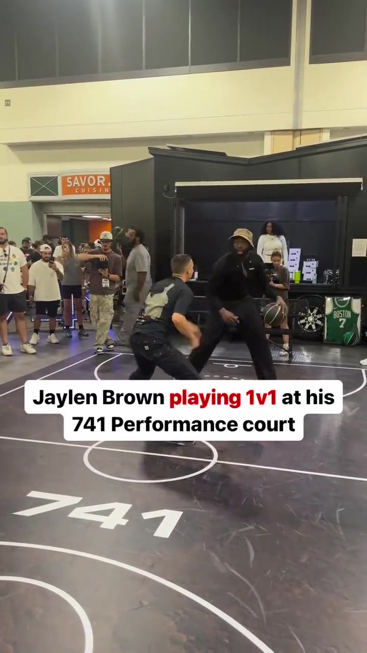 杰伦-布朗和球迷玩单挑丝滑运球操作轻松投篮得分