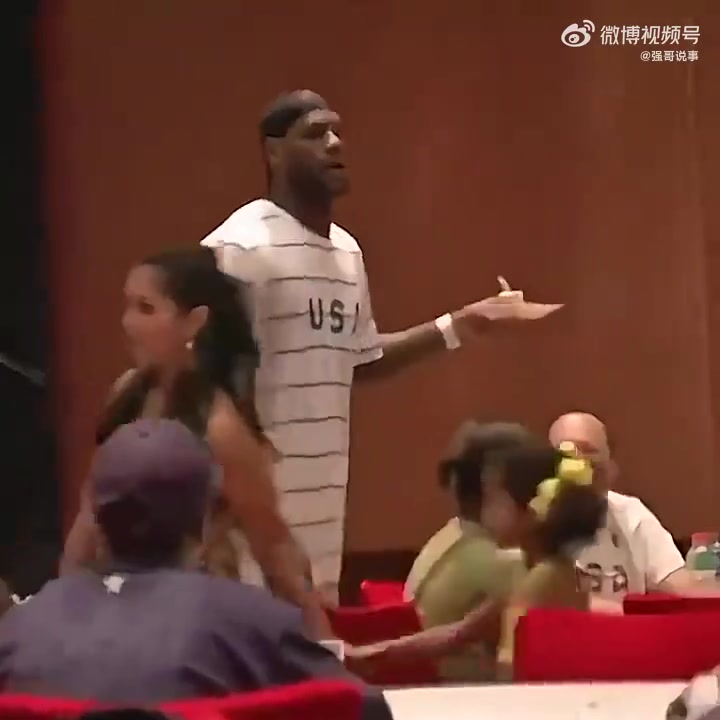 08年北京奥运期间科比生日詹姆斯带头唱生日快乐歌为科比庆生