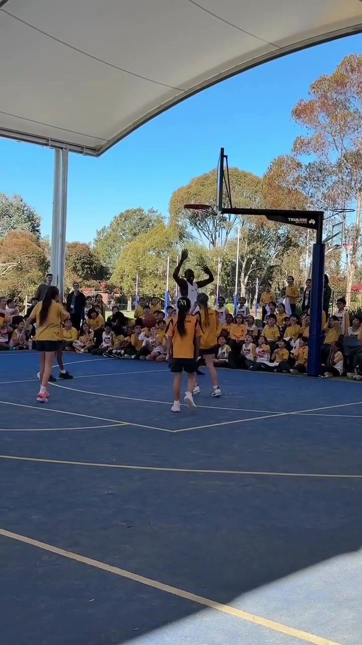 太黑了你说他是梅克加布里埃尔里斯我都信