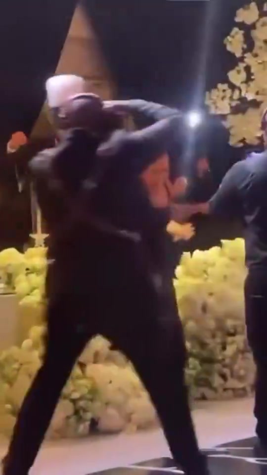 塔图姆在比尔婚礼上欢快跳舞网友打趣人家秋雅结婚你搁这又唱又跳