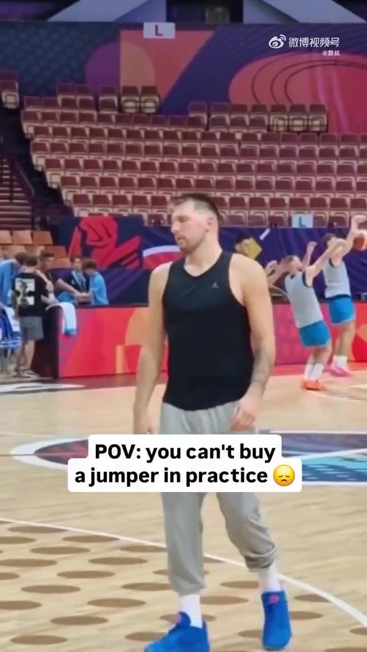 自己都不停地摇头东契奇手感这么好训练也有连续投不进的时候