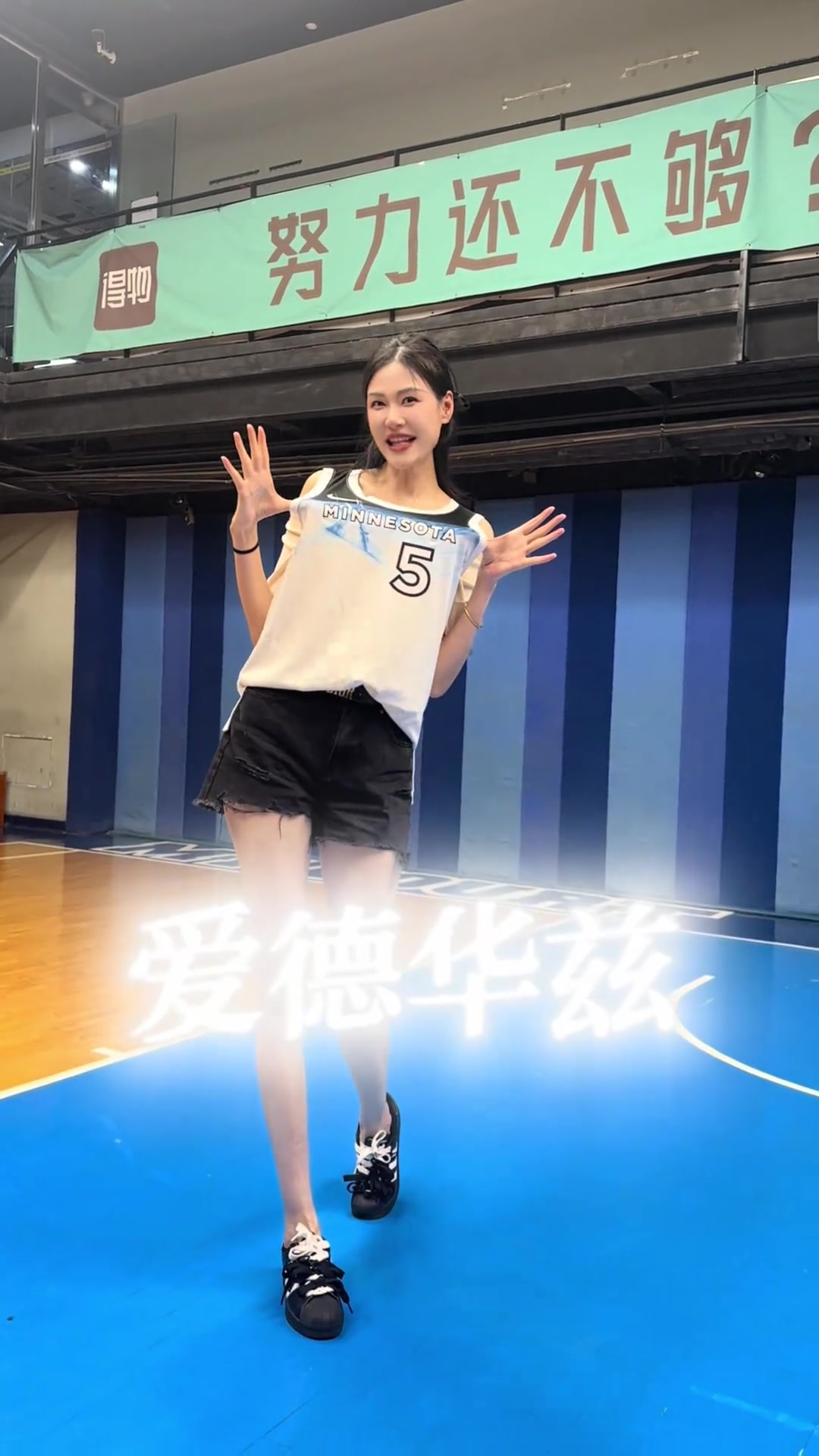 许诺有195CM 那么华子有多高华子给许诺签名并合照