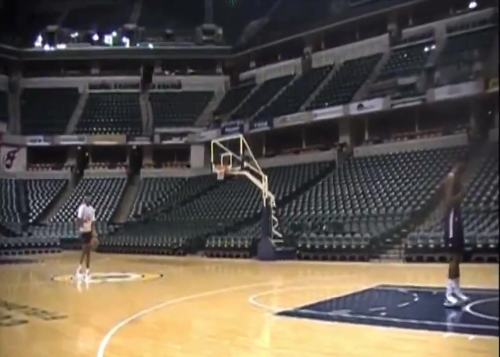 曾经天赋拉满年轻乔治跨过216的希伯特完成扣篮