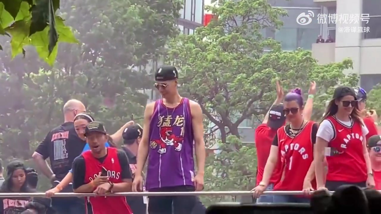 俺也是NBA冠军19年林书豪身穿猛龙麦迪球衣参加冠军游行