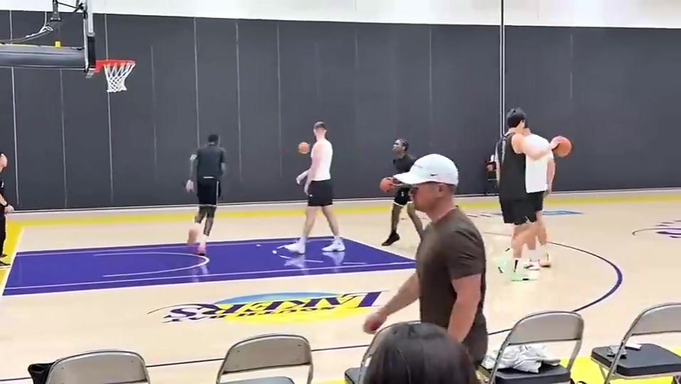 当时都没预料到未来走向杨瀚森此前洛杉矶训练赴湖人主场踩场