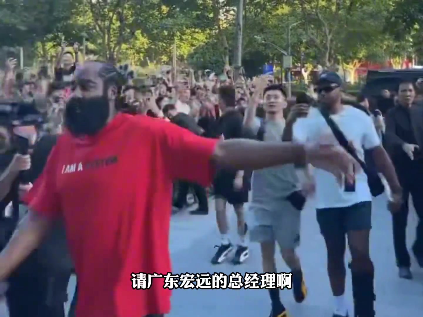 啊这任冉此前登哥泡酒吧不是以能喝著称而是以能摸著称