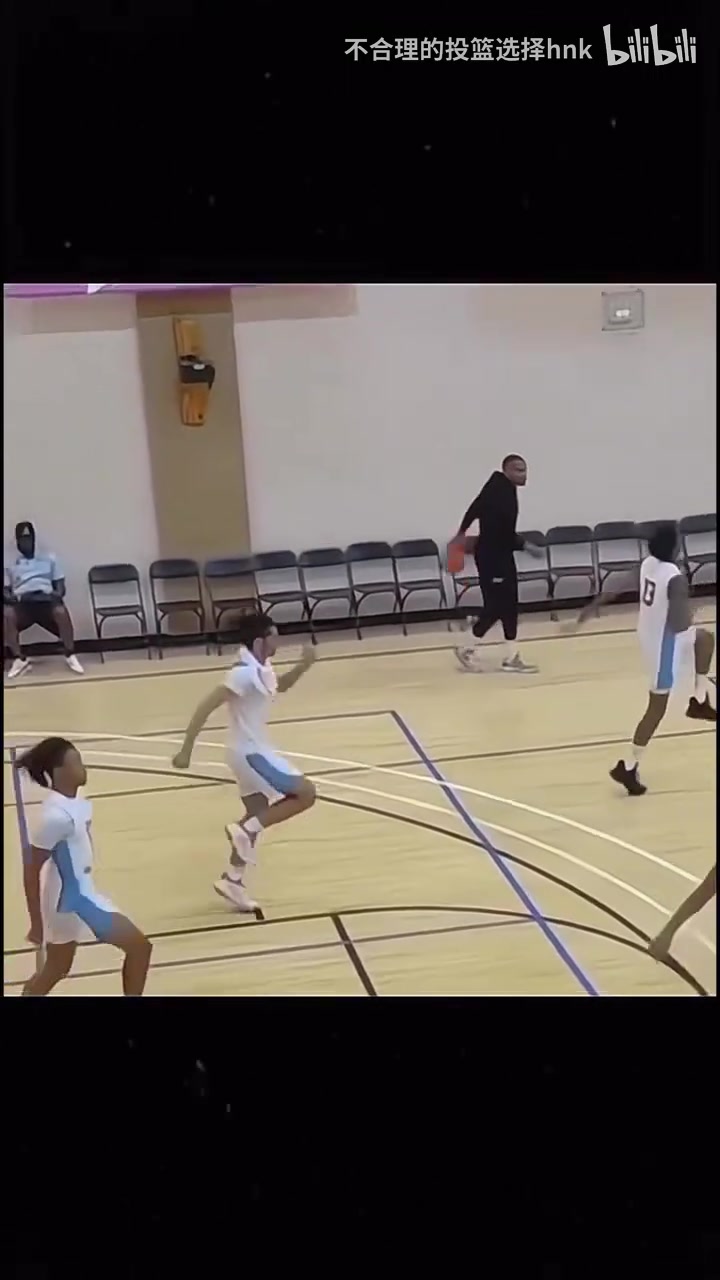 威少真老了上篮被小孩子给帽了