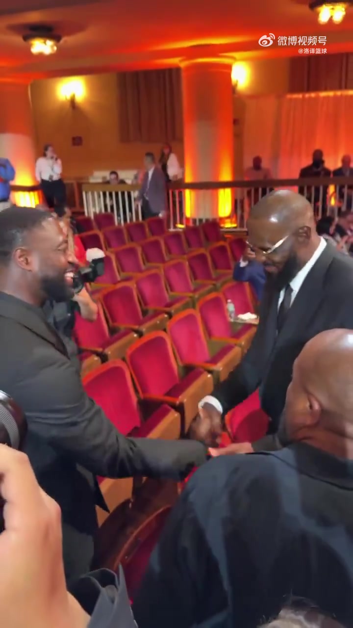 吧友们说你俩早就绝交了韦德和詹姆斯激动握手手势依旧熟练