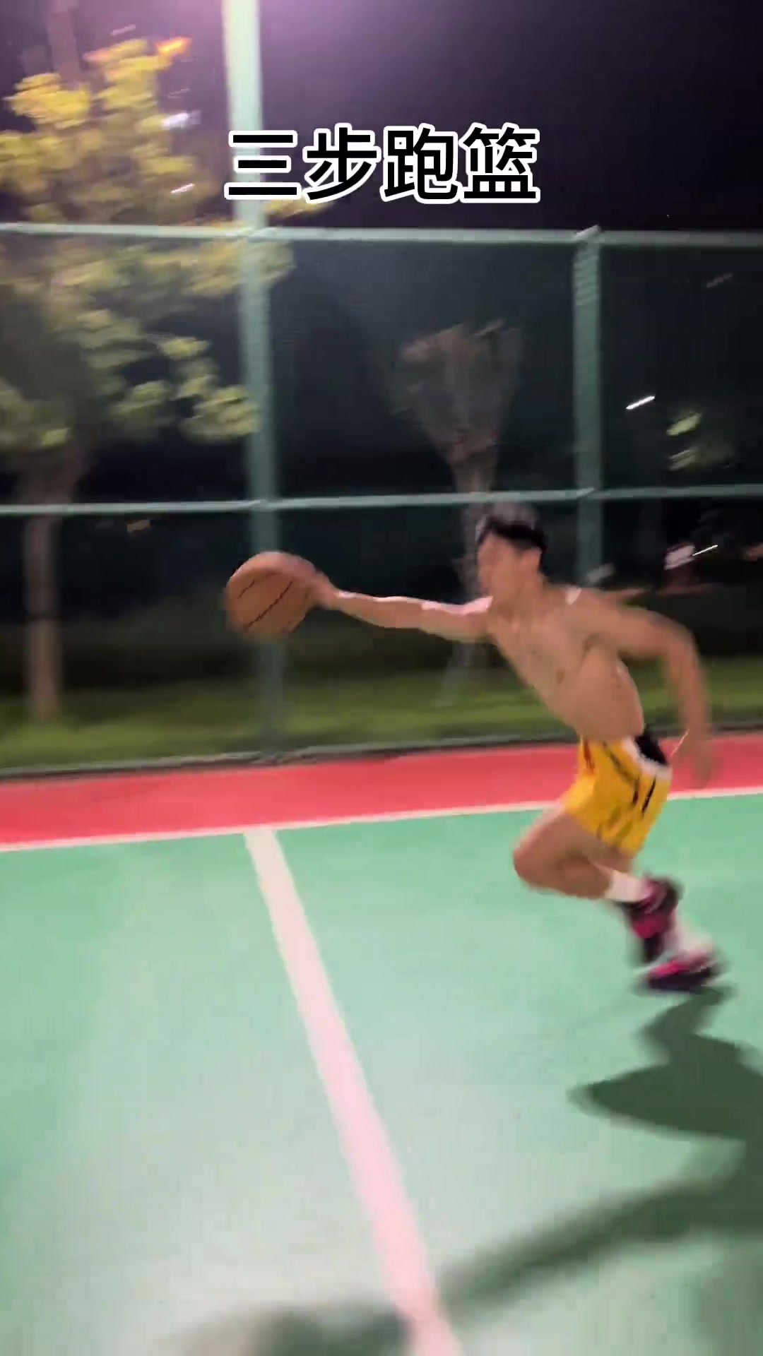 中国字母哥一位小哥上演大三部从三分线跳到内线暴扣好戏