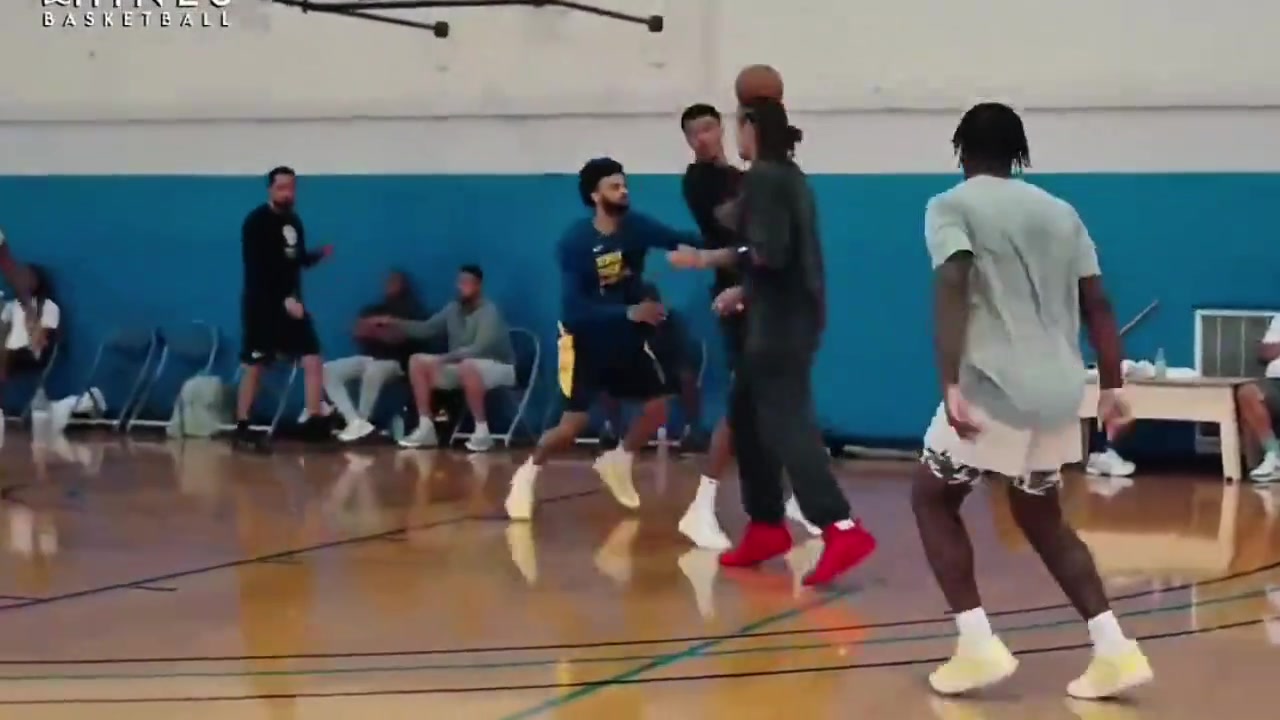 打入内部贾巴里-史密斯和掘金的穆雷老黄忠等人一块训练