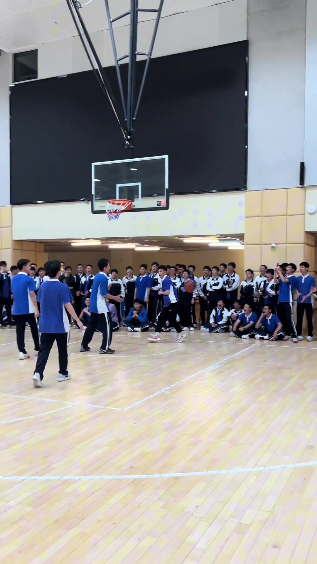 获校园优先择偶权深圳某中学 惊现一位弹簧男这天赋炸啊