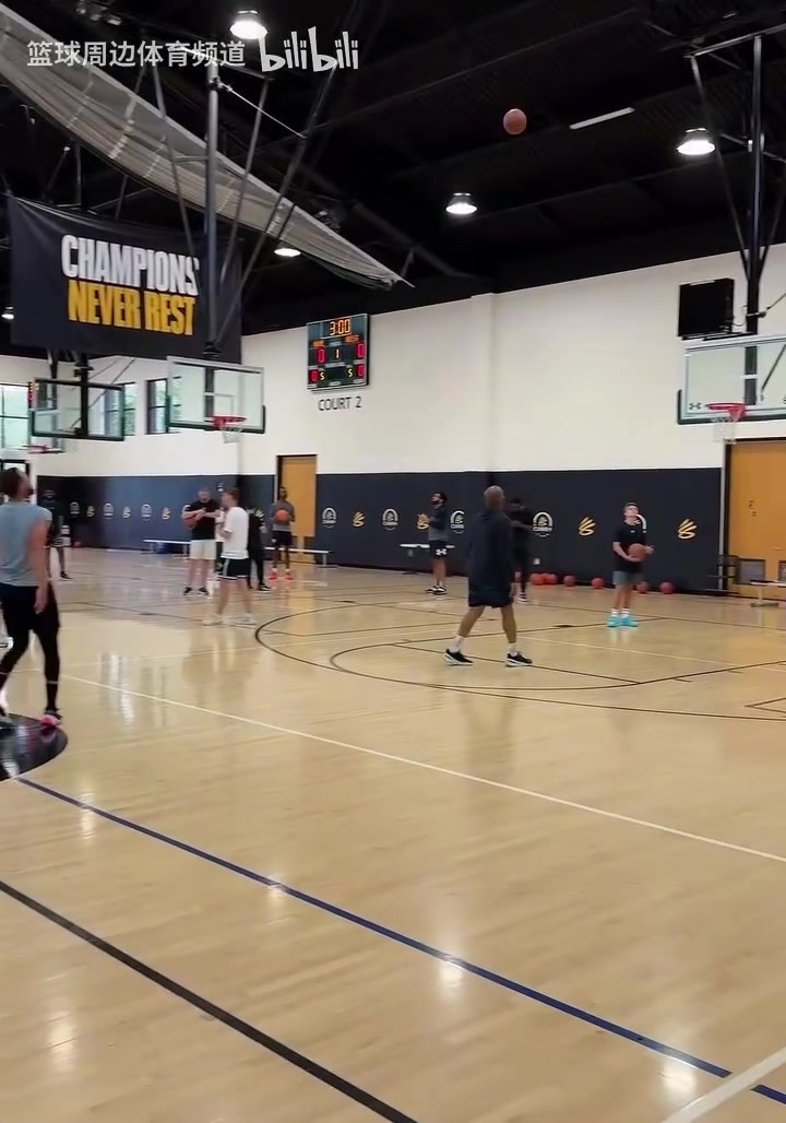 如此夸张的训练到他就变合理了库里此前的魔鬼投篮训练