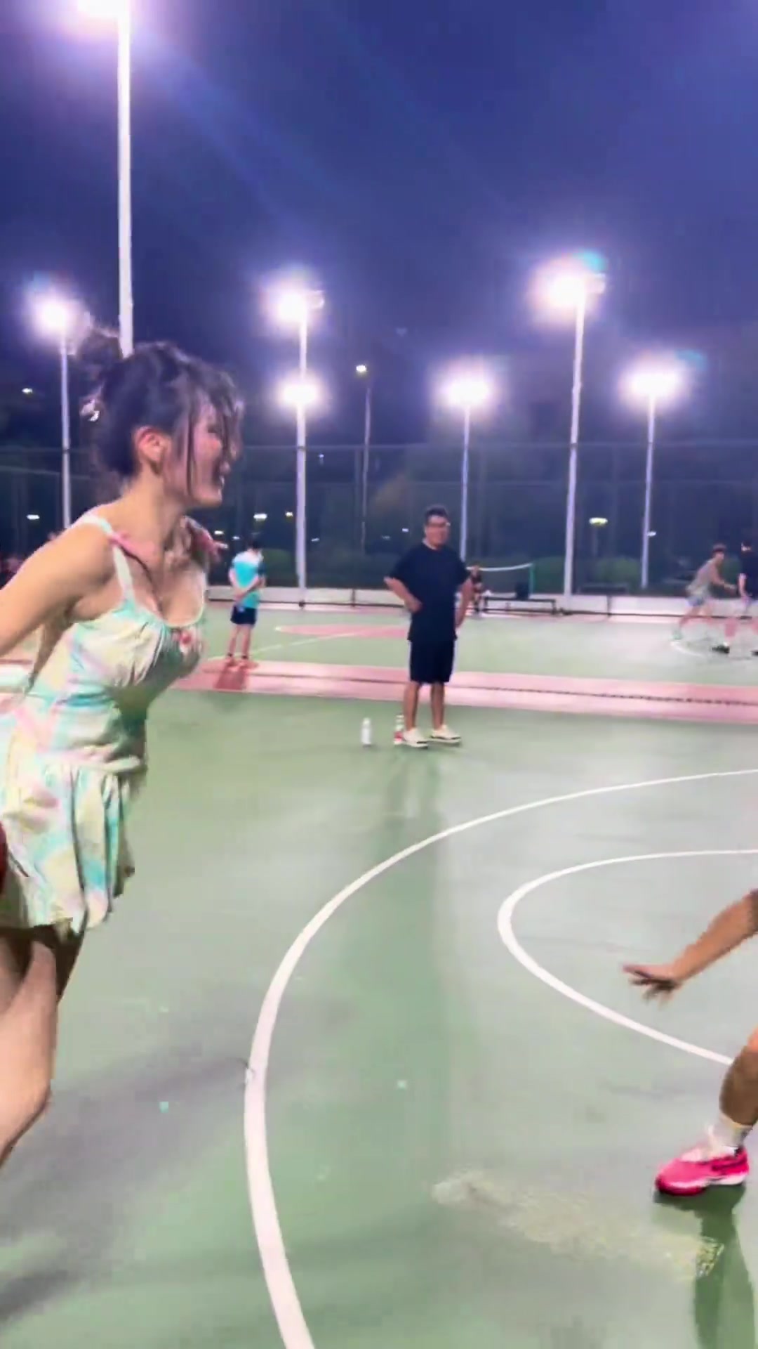 感觉现在打野球的女生强度比NBA还大啊