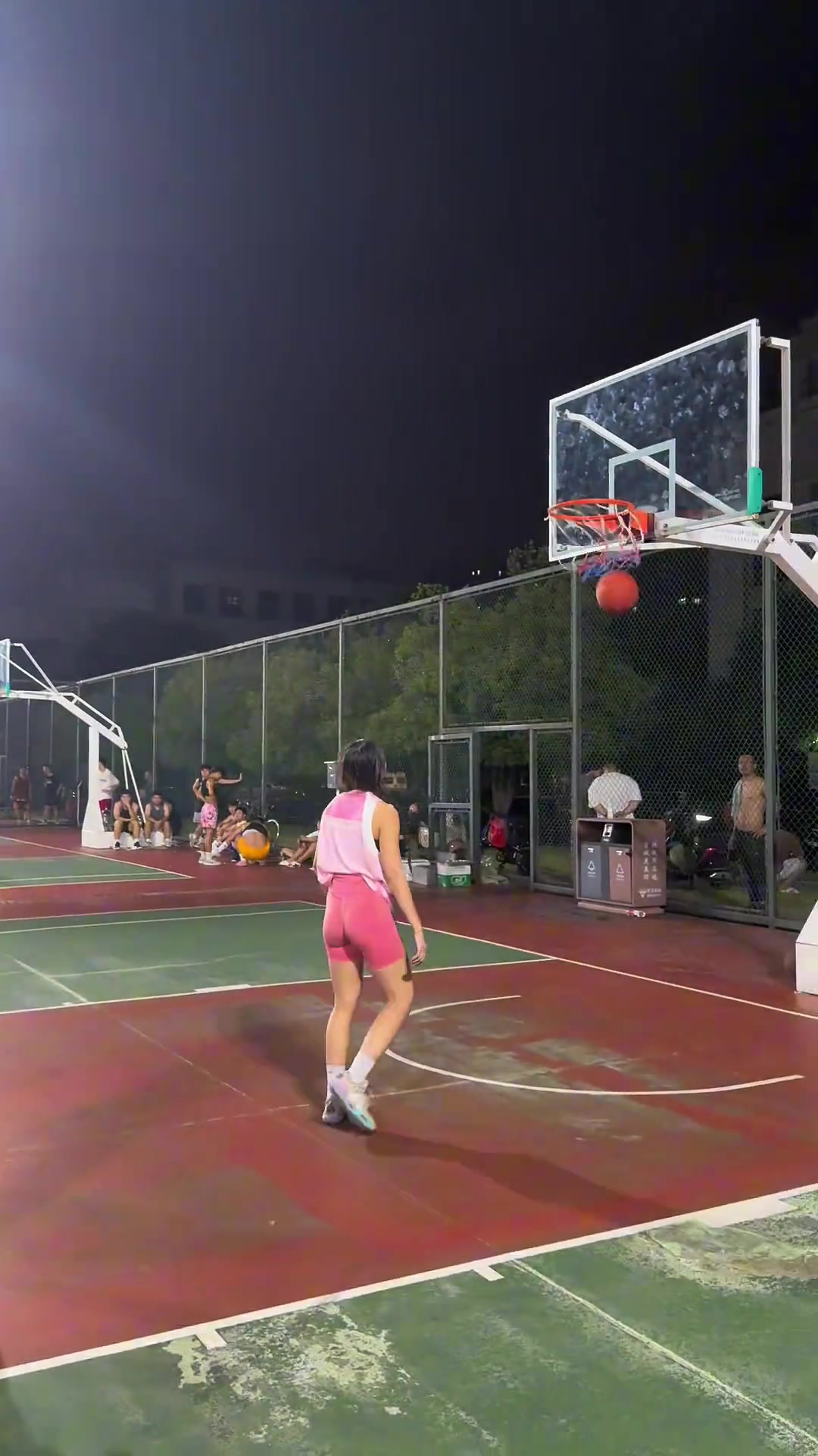 看NBA就图一乐学对抗还得看女生打野球