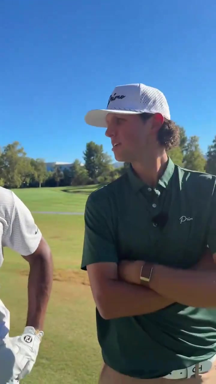 追随父亲的脚步布朗尼休赛期也开始苦练高尔夫球了