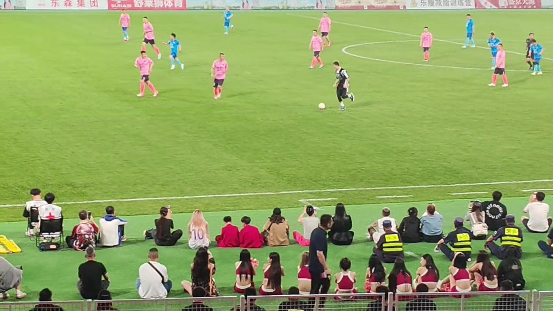 郭艾伦突入禁区被李晓旭犯规随后执行点球直接用手将球扔进