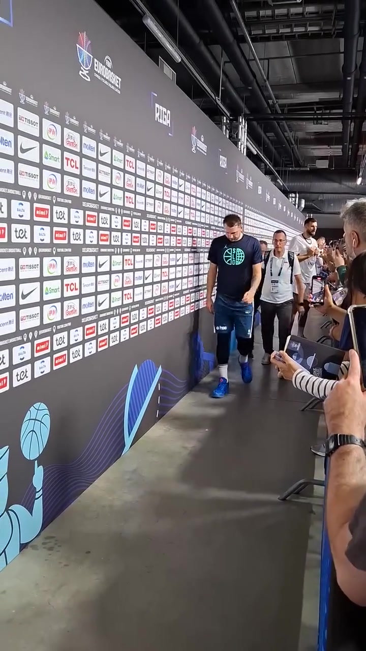 燃尽了东契奇空砍39107 赛后垂头丧气离开球场