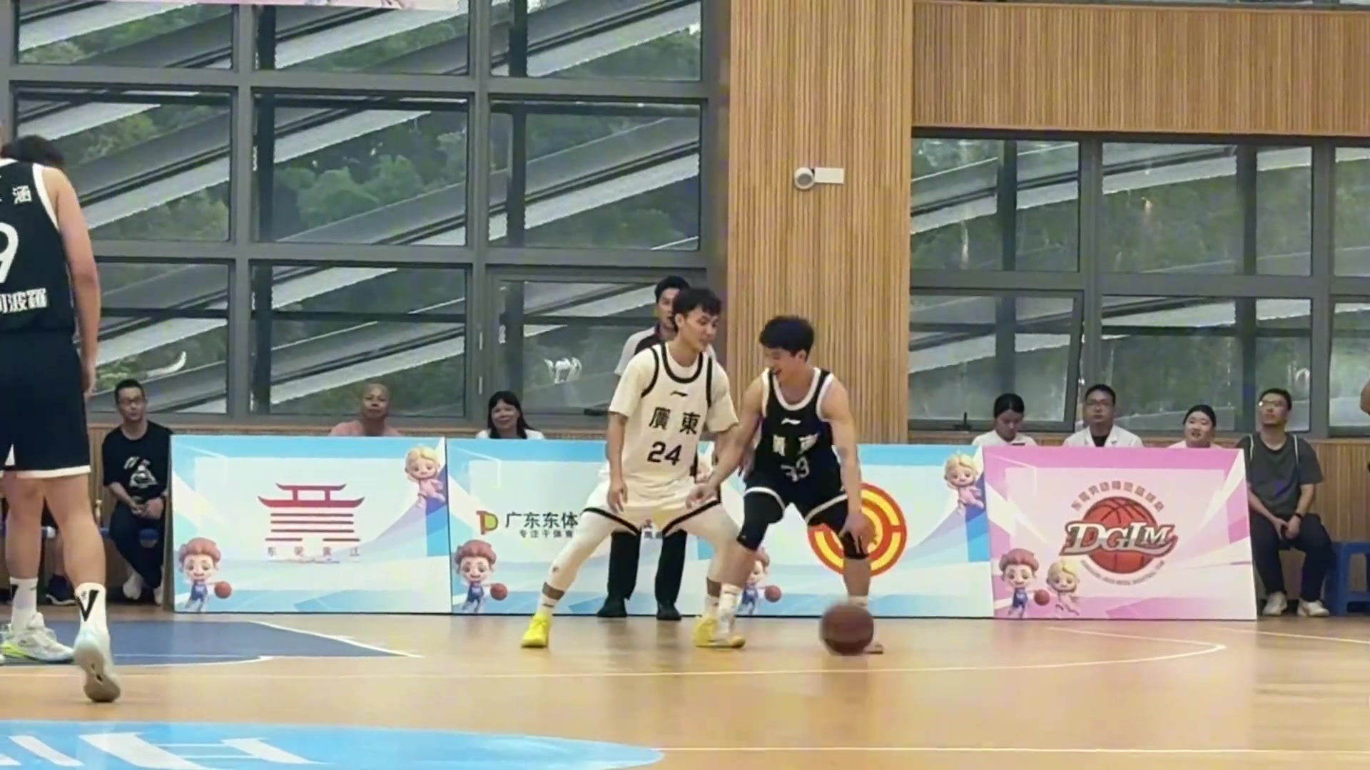 后卫背打中锋杨溢坐打徐杰吃到大帽