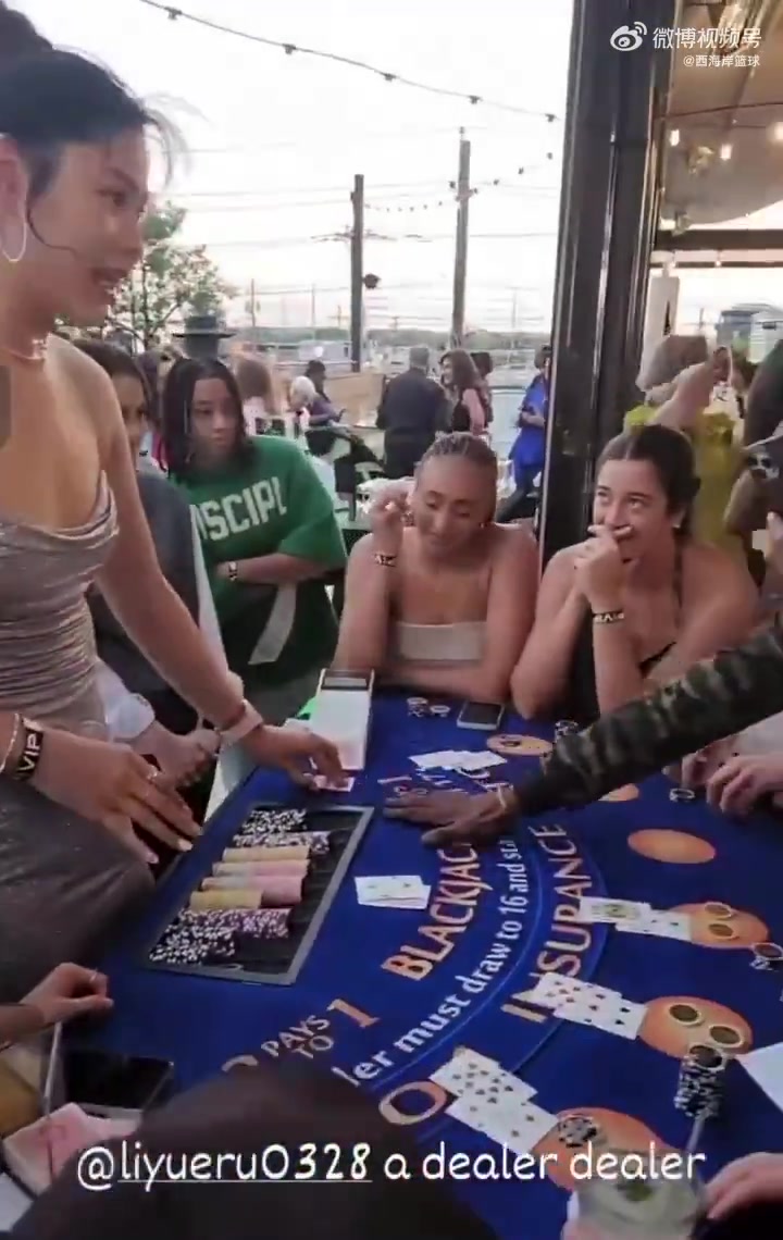 小宝发牌又飒又美李月汝跟队友玩21点佩奇说被她赢光了