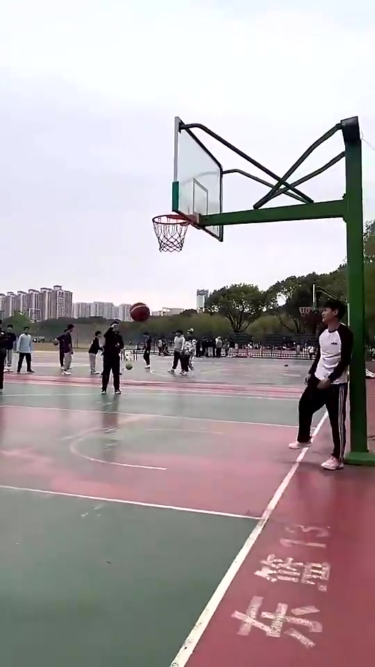 简直炸裂哥们你这水平可以去参加CBA扣篮大赛了