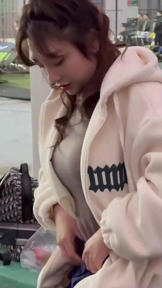 和1米75的丰满美女小姐姐一起打球男生们看上去都很开心