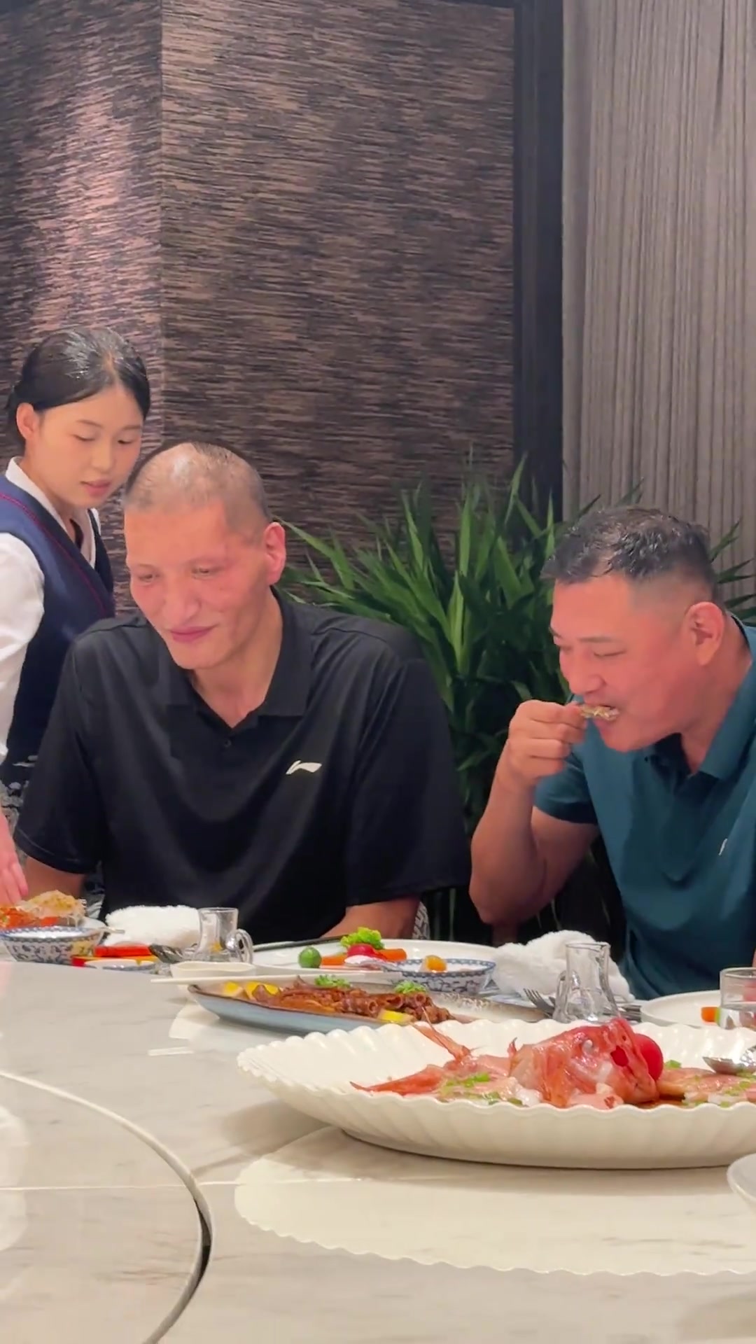 脸都红了 喝不少哈巴特尔晒兰州行和逍遥王巩晓彬一块聚餐