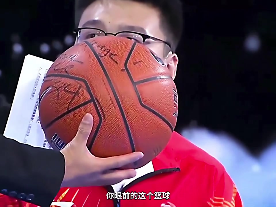 当年的轮椅男孩手捧着科比的签名篮球它已经是我生命的一部分了