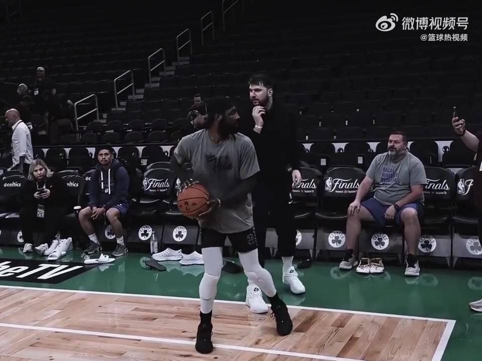 相信神仙的直觉东契奇想从身后捣乱破坏欧文投篮瞬间被识破