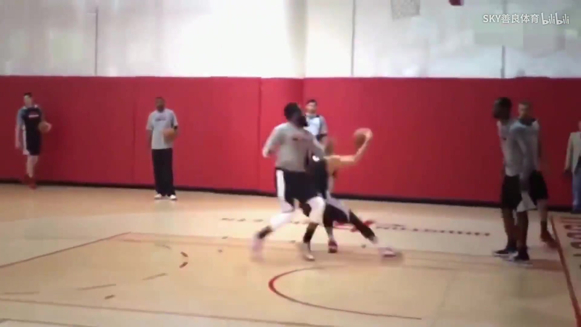 单打哈登名场面火箭时期林书豪队内训练用脚步晃过哈登