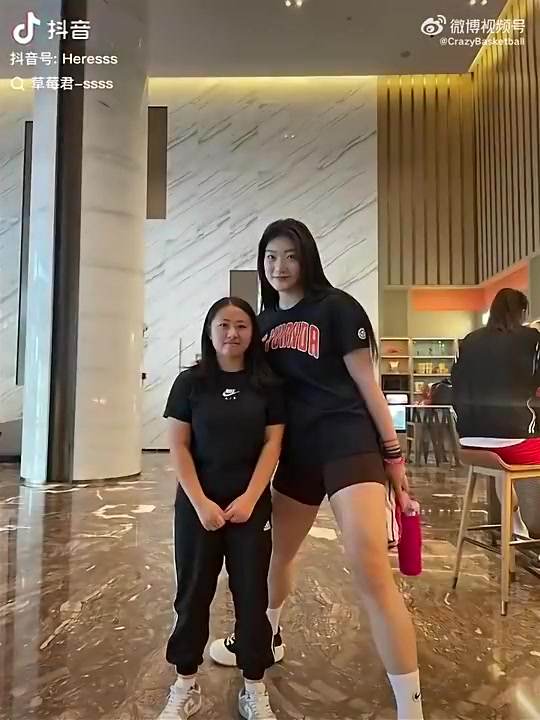 李梦有多魁梧此前她和粉丝合影身材简直是对方两倍