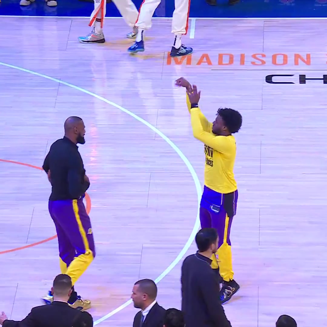 布朗尼热身投篮詹姆斯走过来你妈叫你了快去