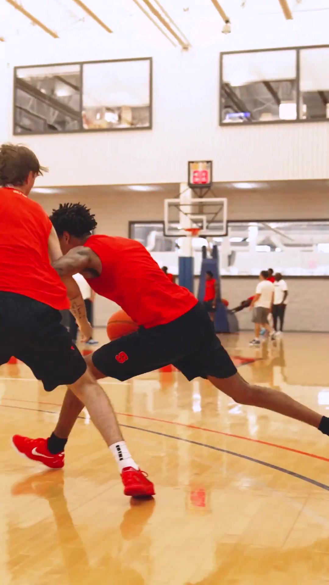 乃父之风基扬-安东尼丝滑单打转身跳投这脸也太随甜瓜了