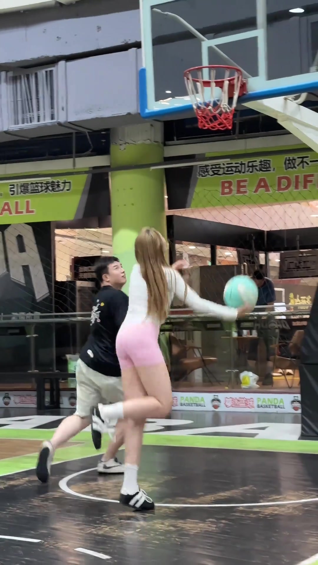 现在的网红不穿瑜伽裤都不会打球了啊