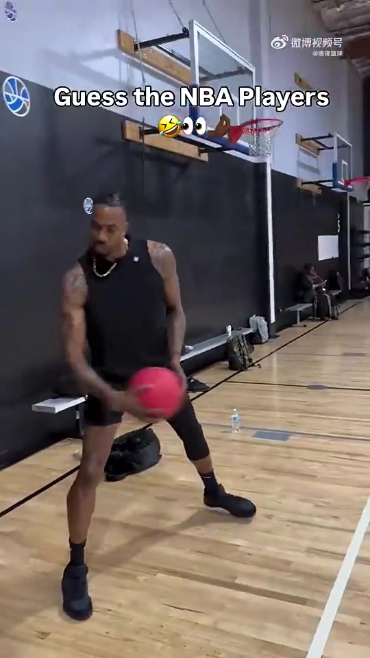 小黑子魔兽曾模仿詹姆斯动作配文猜猜是哪个NBA球星