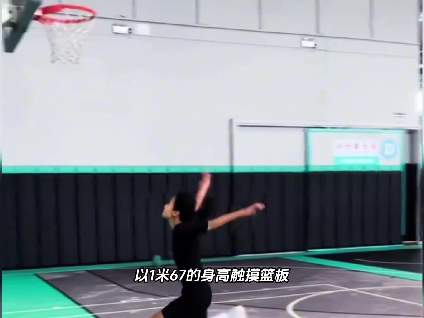 女篮未来之星张家裔她在最破旧的乡间球场上演了最励志的篮球